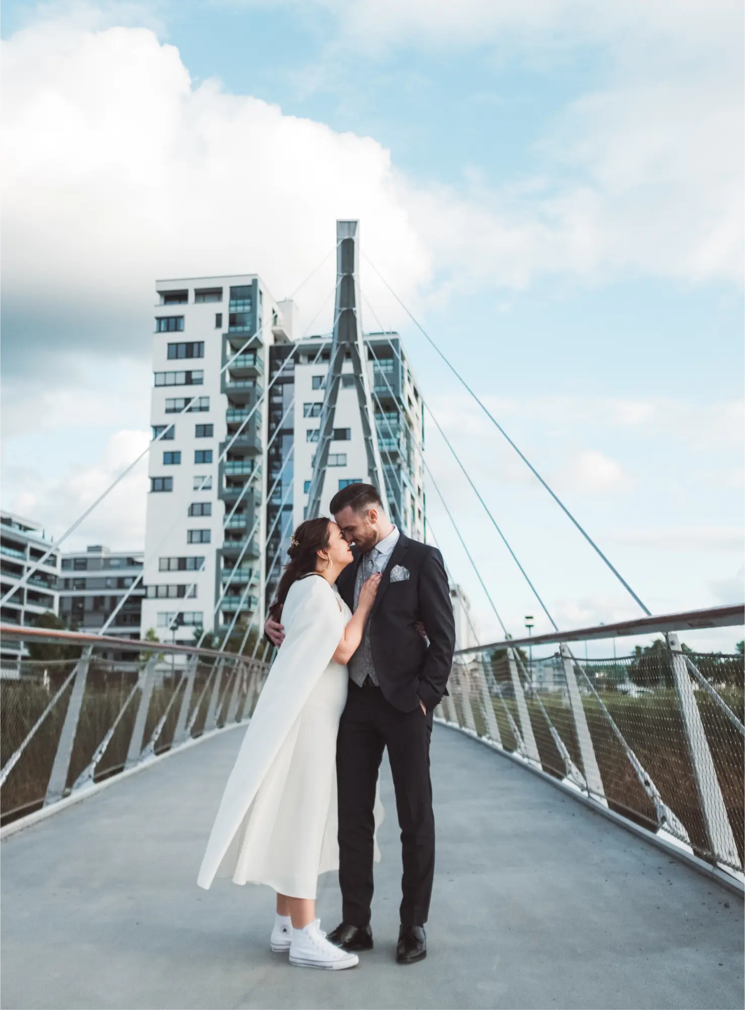 Hochzeitspaar das sich auf einer Brücke tief in die Augen schaut