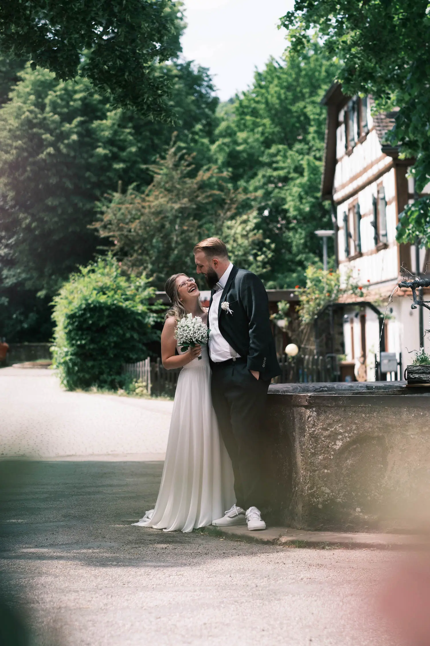Hochzeitspaar das sich in einem Park in die Augen schaut