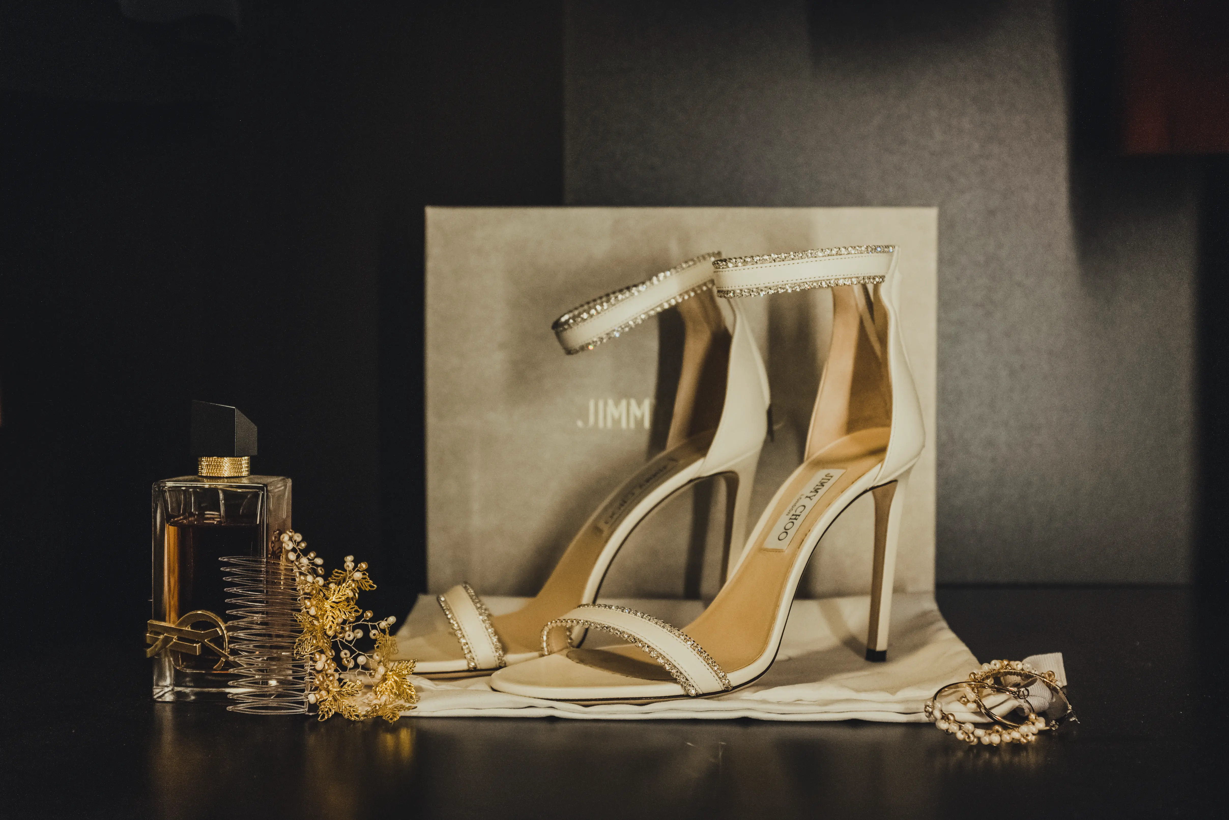 Schuhe, Haarschmuck, Parfüm und Ohrringe der Braut